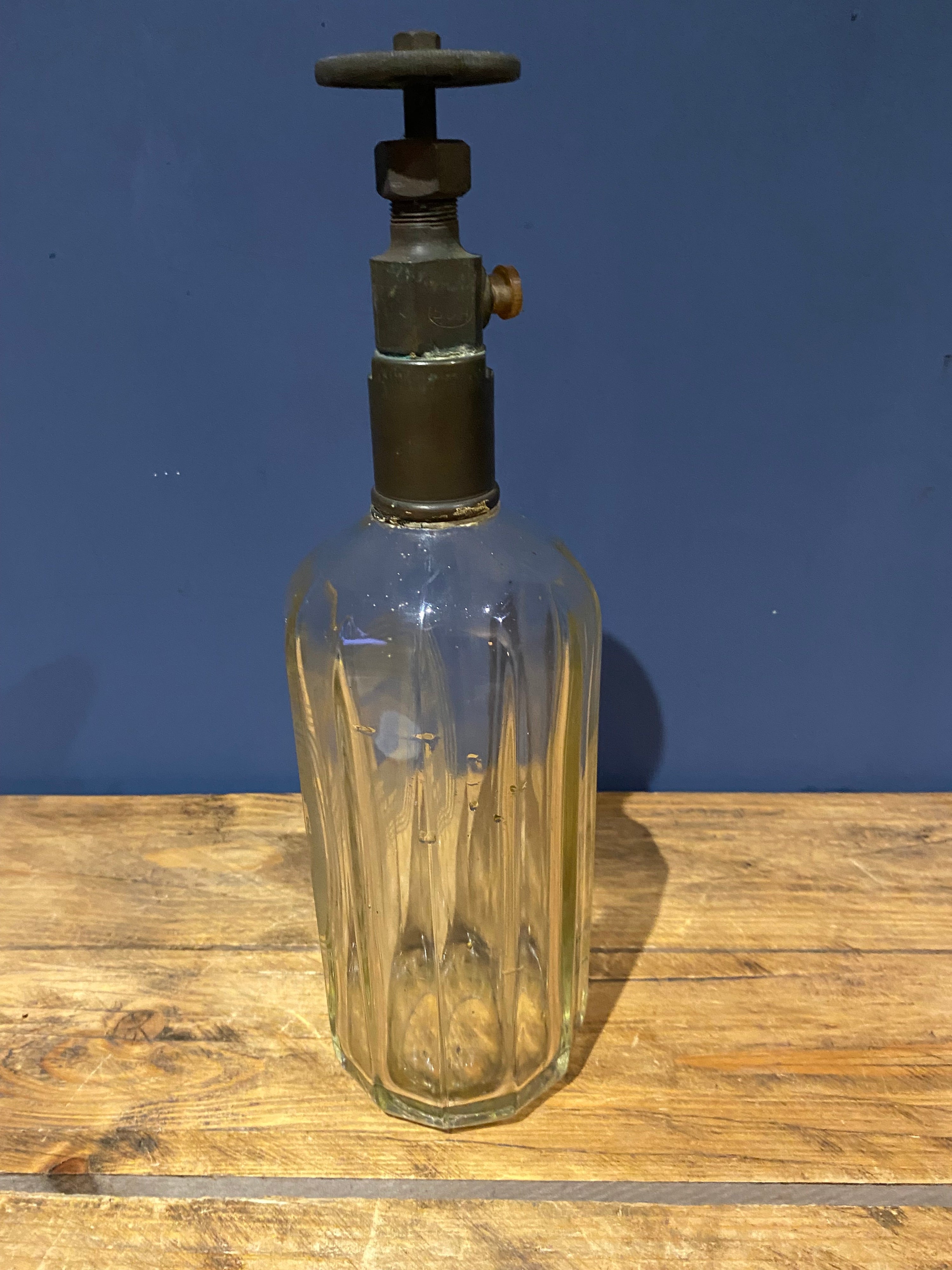 B.D.H British Drug Houses Ltd , sulphur dioxide syphon bottle .