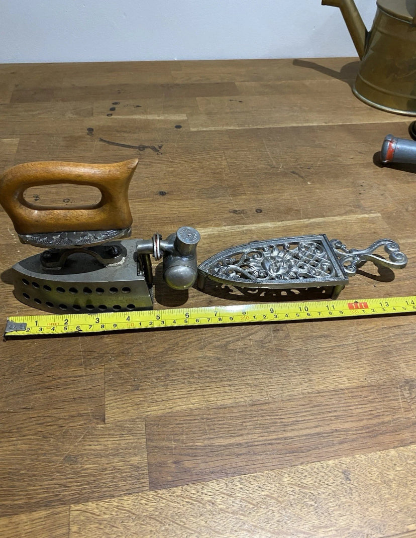 Rare Feldmeyer Spirit Iron On A Muster Geschutzt Trivet.