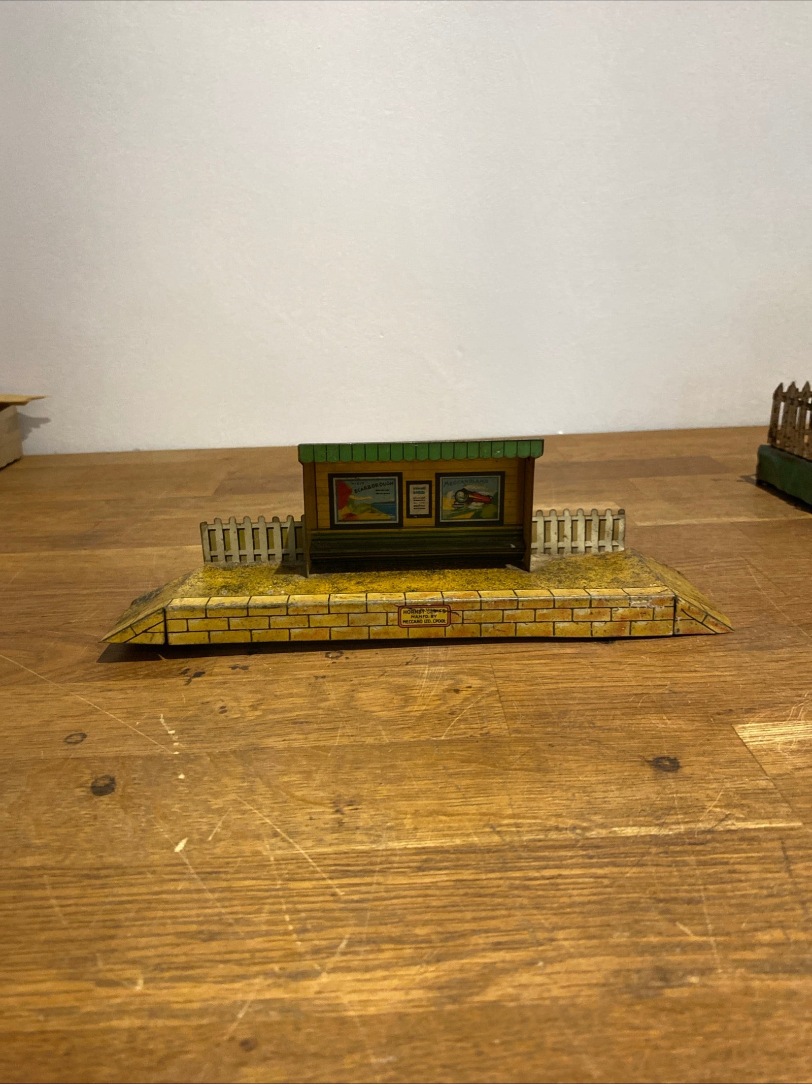 Hornby O Gauge , Scarborough Tinplate Station Shelter , Platform Shelter