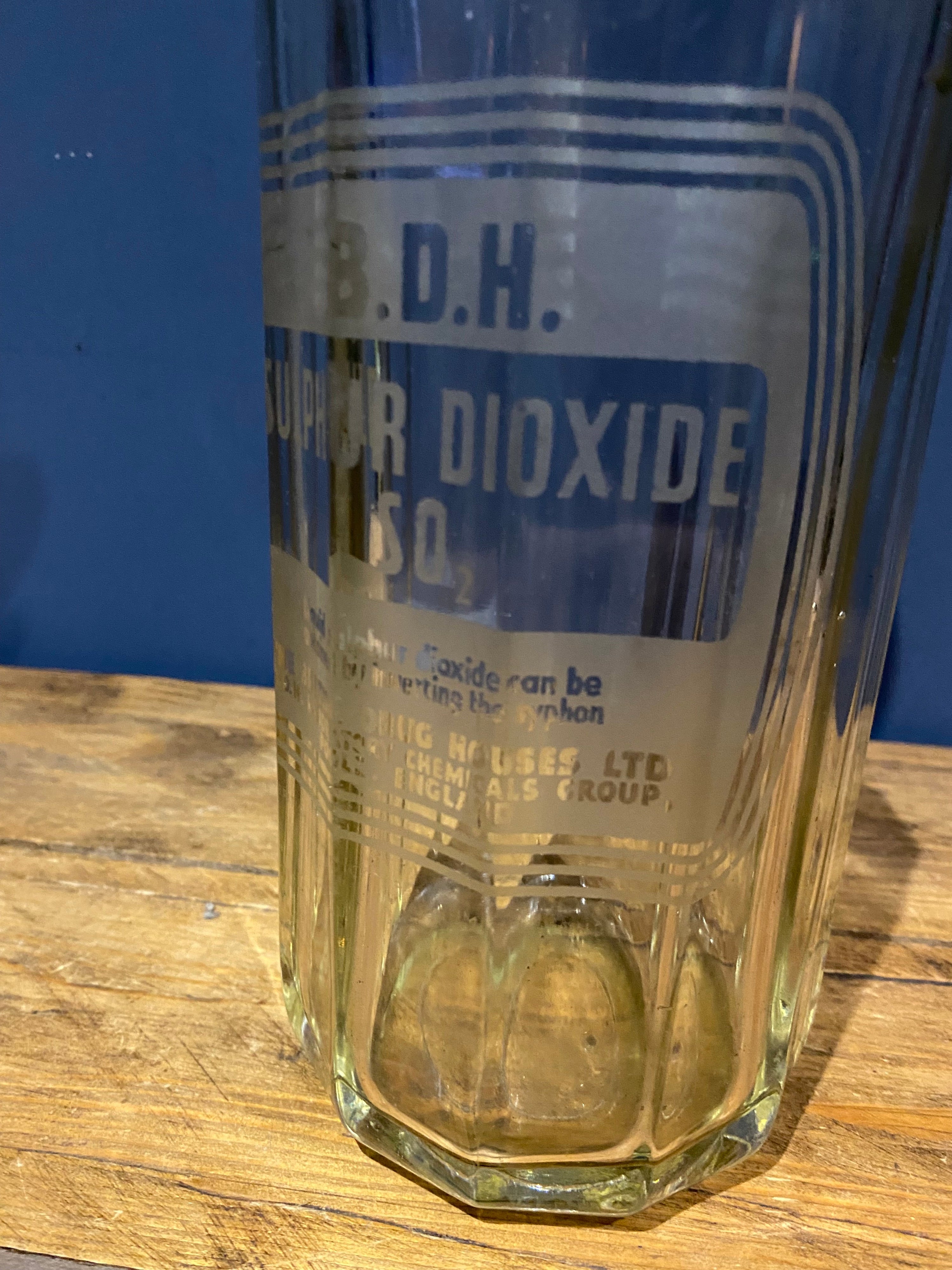 B.D.H British Drug Houses Ltd , sulphur dioxide syphon bottle .