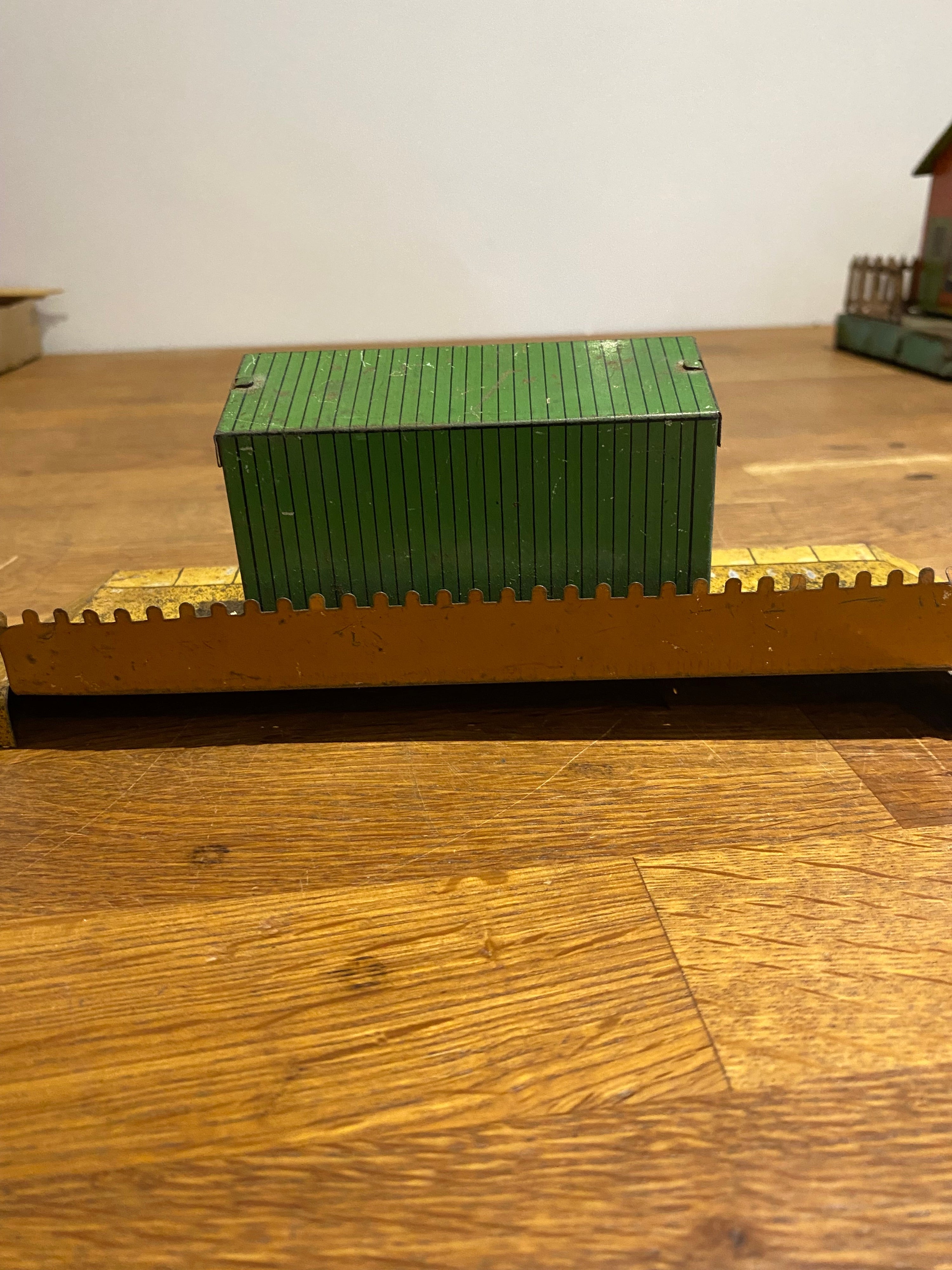 Hornby O Gauge , Scarborough Tinplate Station Shelter , Platform Shelter