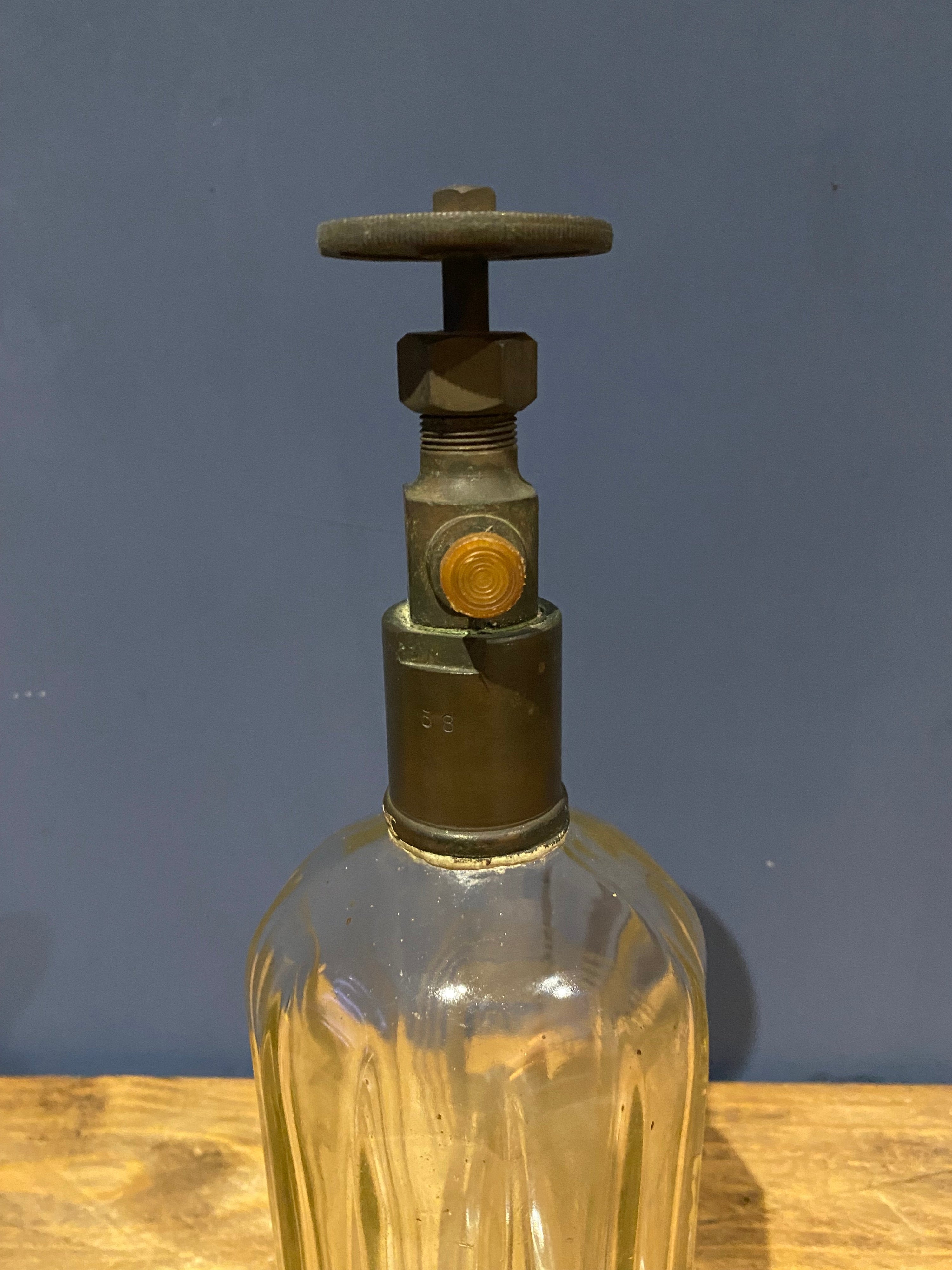 B.D.H British Drug Houses Ltd , sulphur dioxide syphon bottle .