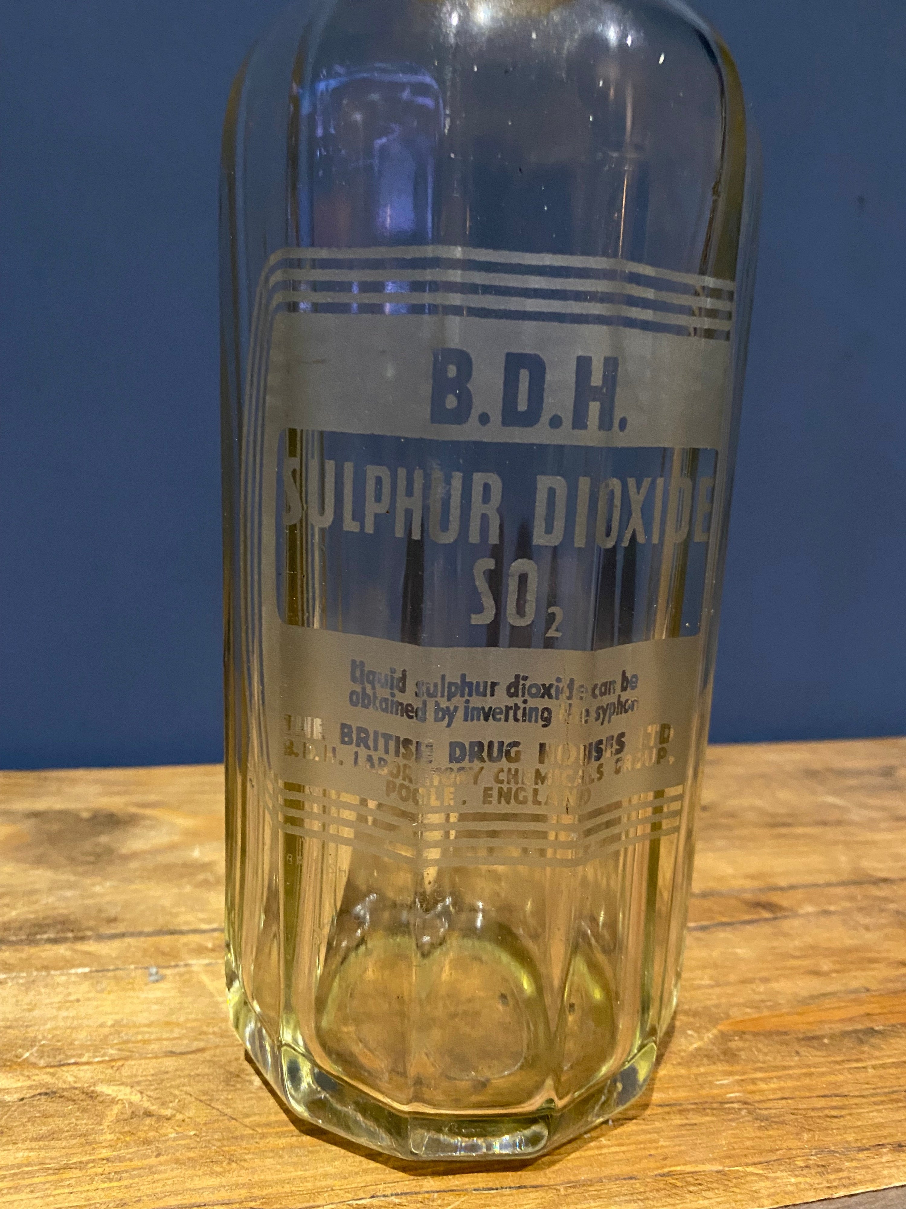 B.D.H British Drug Houses Ltd , sulphur dioxide syphon bottle .