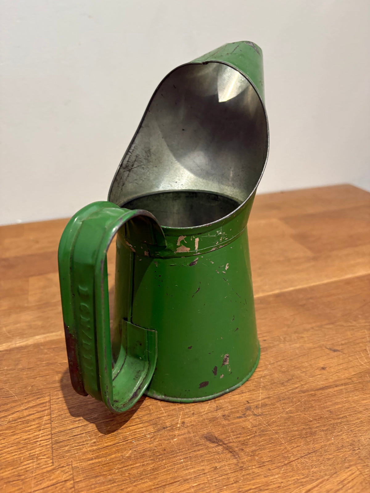 Vintage Halfords Pint Oil Pourer .