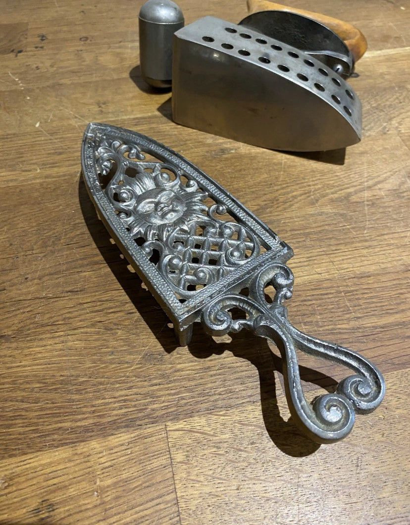 Rare Feldmeyer Spirit Iron On A Muster Geschutzt Trivet.