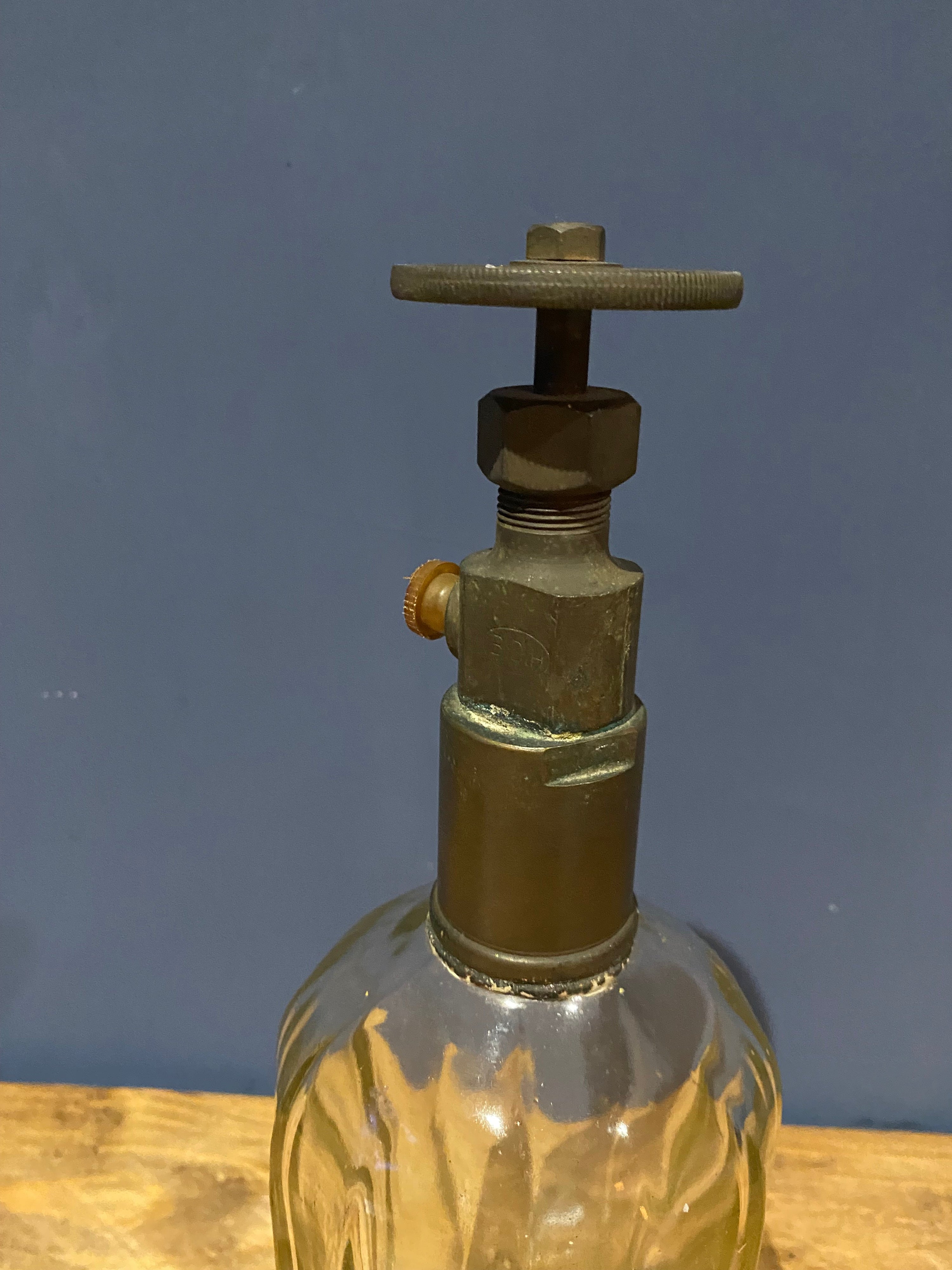 B.D.H British Drug Houses Ltd , sulphur dioxide syphon bottle .