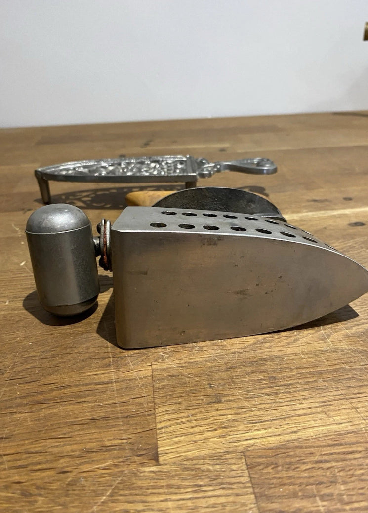 Rare Feldmeyer Spirit Iron On A Muster Geschutzt Trivet.