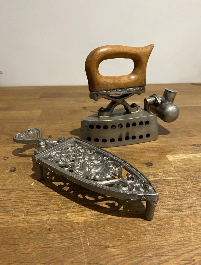 Rare Feldmeyer Spirit Iron On A Muster Geschutzt Trivet.