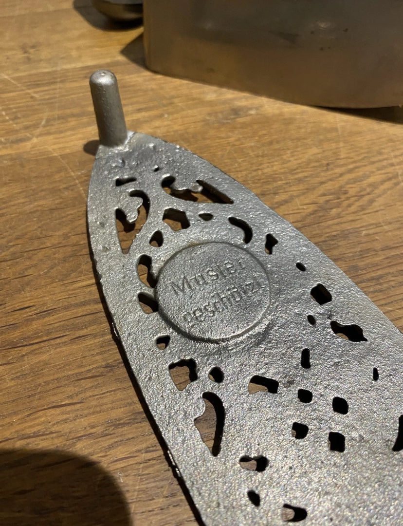 Rare Feldmeyer Spirit Iron On A Muster Geschutzt Trivet.