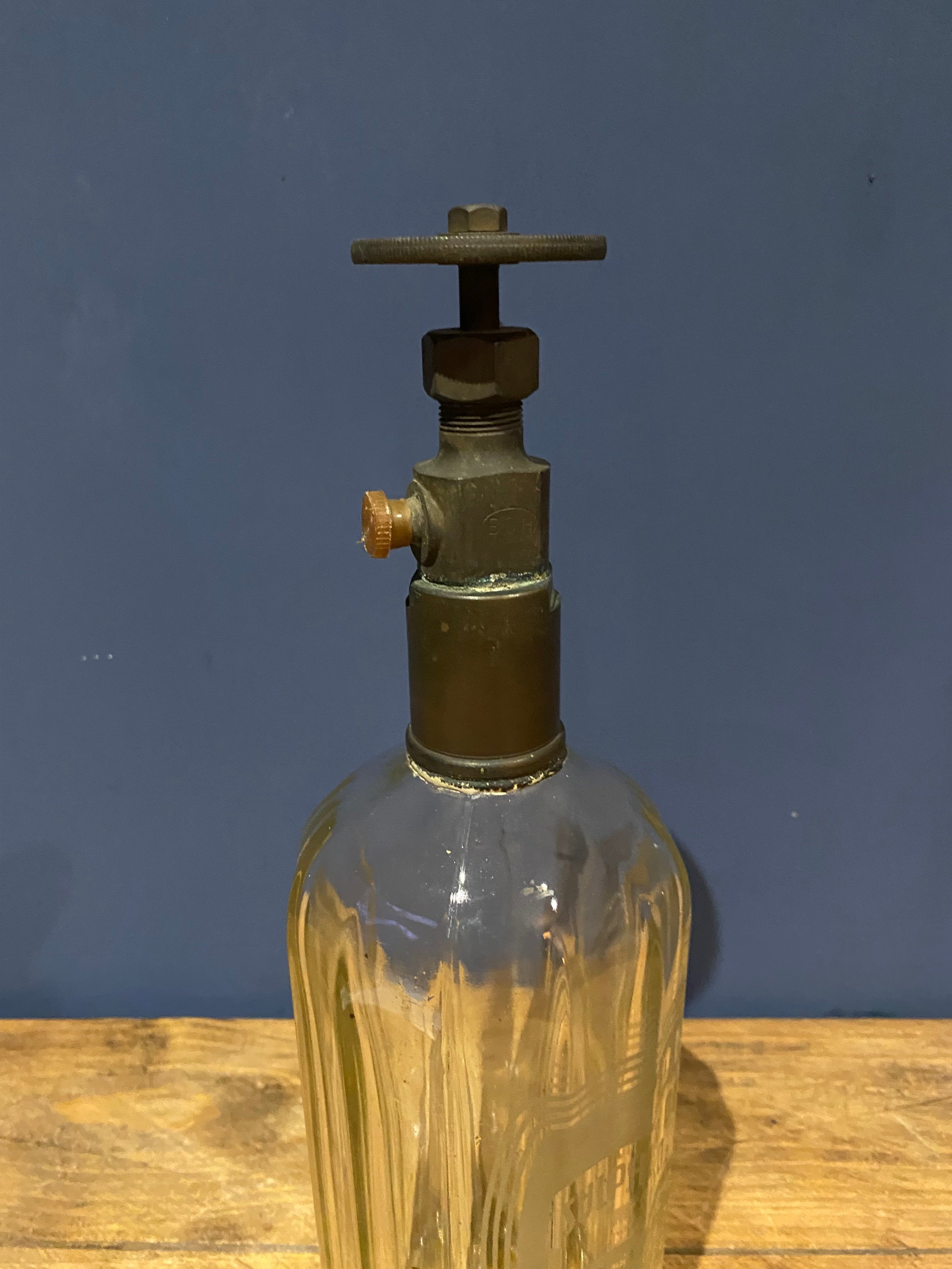 B.D.H British Drug Houses Ltd , sulphur dioxide syphon bottle .