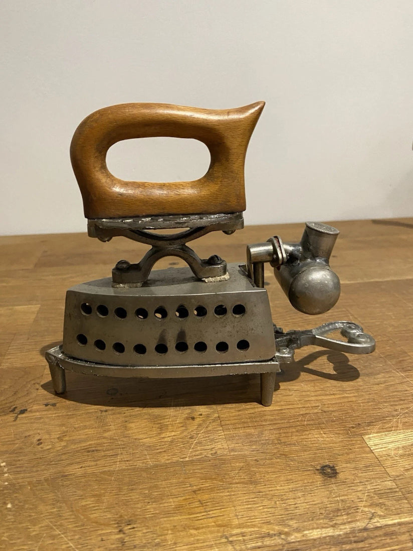 Rare Feldmeyer Spirit Iron On A Muster Geschutzt Trivet.