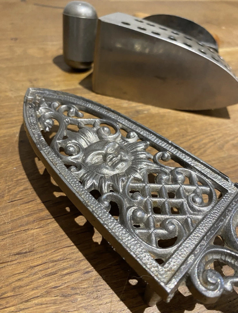 Rare Feldmeyer Spirit Iron On A Muster Geschutzt Trivet.