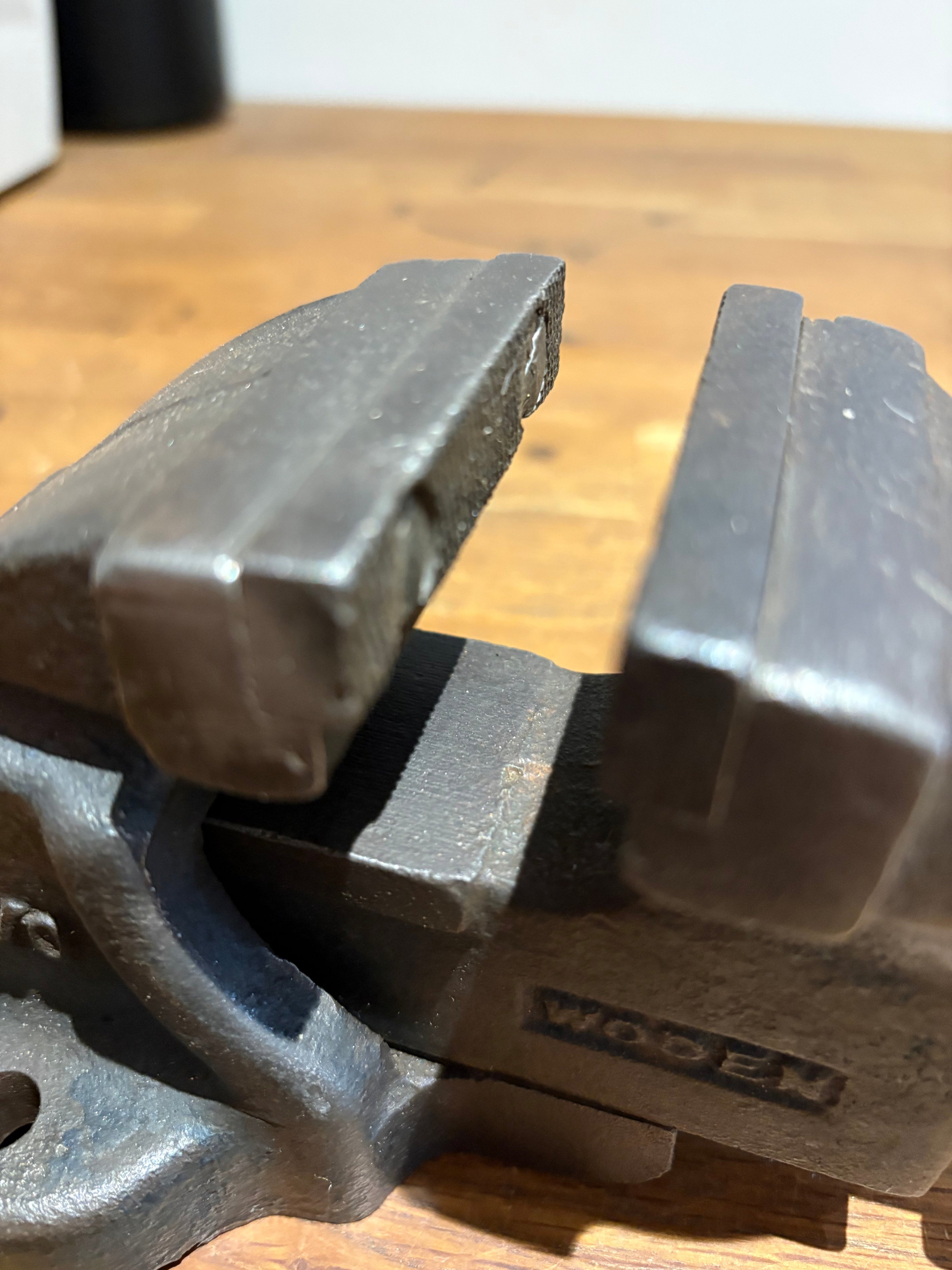 Vintage Woden Bench Vice 186B/0 , 2.5 Inch Jaws.