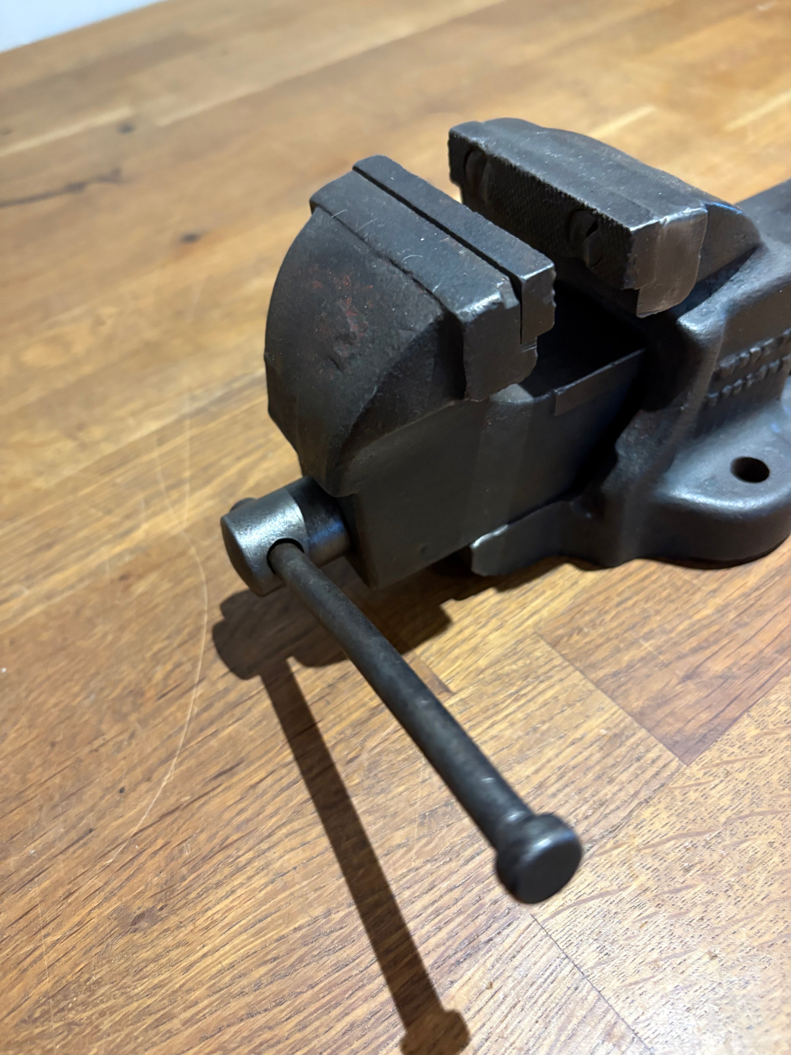 Vintage Woden Bench Vice 186B/0 , 2.5 Inch Jaws.